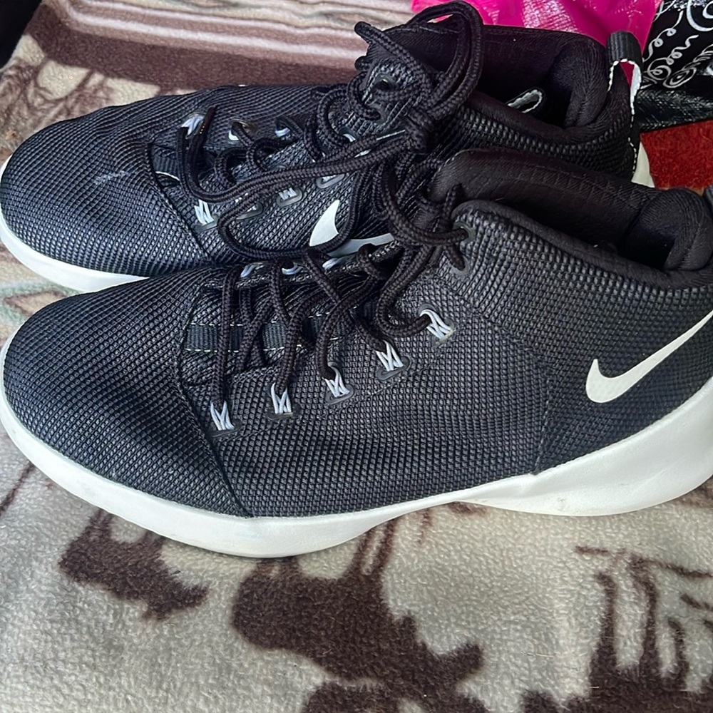 Nike mid top basketball shoes